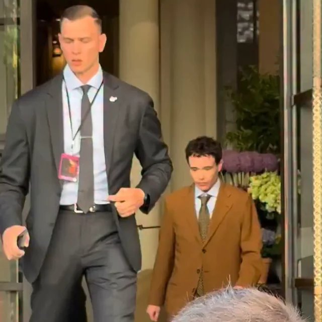 Landeur's tweet photo. Which of these two people do you think got to play an ancient Greek male hero in the $800m Hollyslop show? https://t.co/L35ySH4yeF