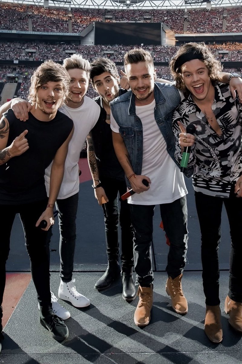 moontomson's tweet photo. Вообще в твитере появилась в 2015 году благодаря группы #onedirection. Я состояла в фандоме этом, а теперь даже не помню его названия. Очень интересно остались ли тут такие же люди аха https://t.co/qCMXVtCfIP