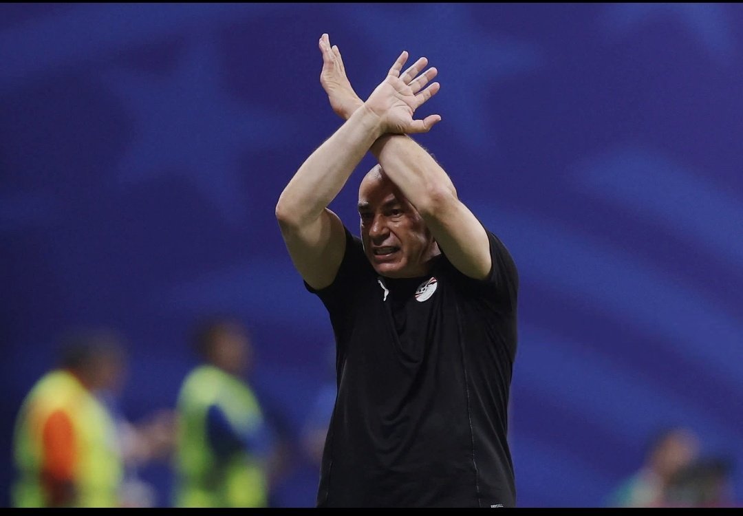 yrfvm7md's tweet photo. كلكوا شوفتوا الصوره الاسطوريه دي لـ حسام حسن بس حد عارف معني الاشاره ؟؟

الاشاره دي لو لاعيب او حد م الجهاز الفني عملها يبقا معناها انو اتعرض لعنـ.صريه وبيطلب تفعيل برتوكول الفيفا المكافح للموضوع ده
والبروتوكول وقتها ان الحكم بيوقف الماتش ويروح للاعب يتاكد من انه تعرض لاساءه
بعدها بيوقف الماتش لحد مالاساءات تقف ولو استمرت بيعلق الماتش لوقت أكبر ولو استمرت بيلغي الماتش خالص

كابتن حسام رفعها هنا وقصده ان الحكم بيفرق ف تطبيق القانون بين الفريقين وكانت حركه رايقه منه فشخ وهتفضل ايقونيك
