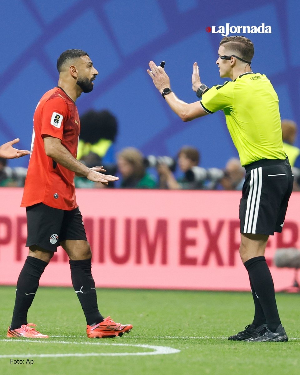 lajornadaonline's tweet photo. El director técnico de Egipto, Hossam Hassan, denunció un arbitraje injusto tras la eliminación de su equipo frente a Argentina en octavos de final del Mundial, y aseguró que su selección mereció llevarse la victoria pese a la derrota 3-2 en Atlanta. https://t.co/AXScKeuGq4