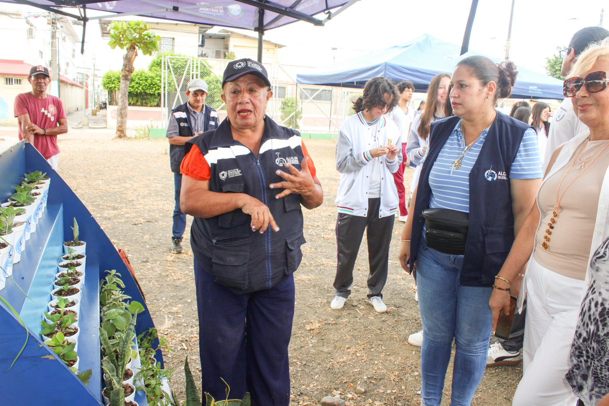 AlexAnchundi's tweet photo. ¡Estuvimos en Alborada 4ta Etapa! 💙

En la Feria de Activación de Servicios Municipales brindamos atención con:
Salud, @EmapagGye ,@DASEAlcaldiaGye, Circular EP, Huertos, Vinculación y Agentes de Control de #SeguraEP.

Servicios Municipales cerca de tu barrio. https://t.co/A5nXc0AHSx
