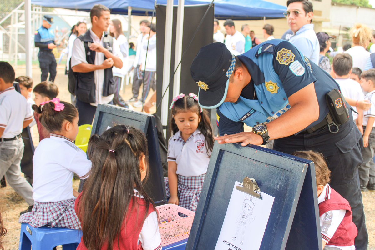 AlexAnchundi's tweet photo. ¡Estuvimos en Alborada 4ta Etapa! 💙

En la Feria de Activación de Servicios Municipales brindamos atención con:
Salud, @EmapagGye ,@DASEAlcaldiaGye, Circular EP, Huertos, Vinculación y Agentes de Control de #SeguraEP.

Servicios Municipales cerca de tu barrio. https://t.co/A5nXc0AHSx
