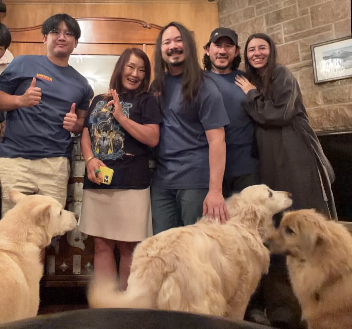 _LOVERiplier_'s tweet photo. mark’s family is so beautiful 🩷 https://t.co/VDi5TVWtYm