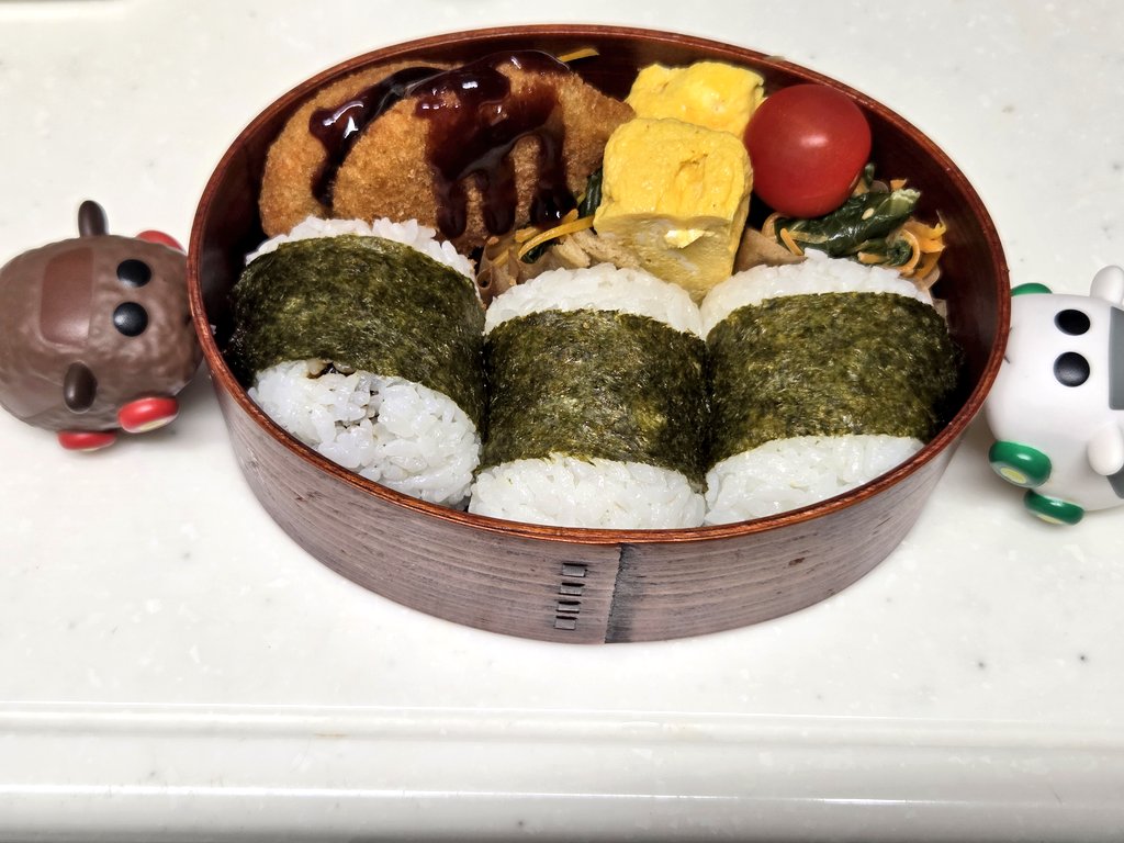 mokochan3850's tweet photo. 昨日と今日のお弁当。冷凍カレーコロッケ、チキンカツ、卵焼き、小松菜の煮浸し、小松菜と人参のポン酢マヨ和え、プチトマト、おかかおにぎり。
#旦那弁当　#お弁当記録　#モルカー https://t.co/82TDmh0Jx0