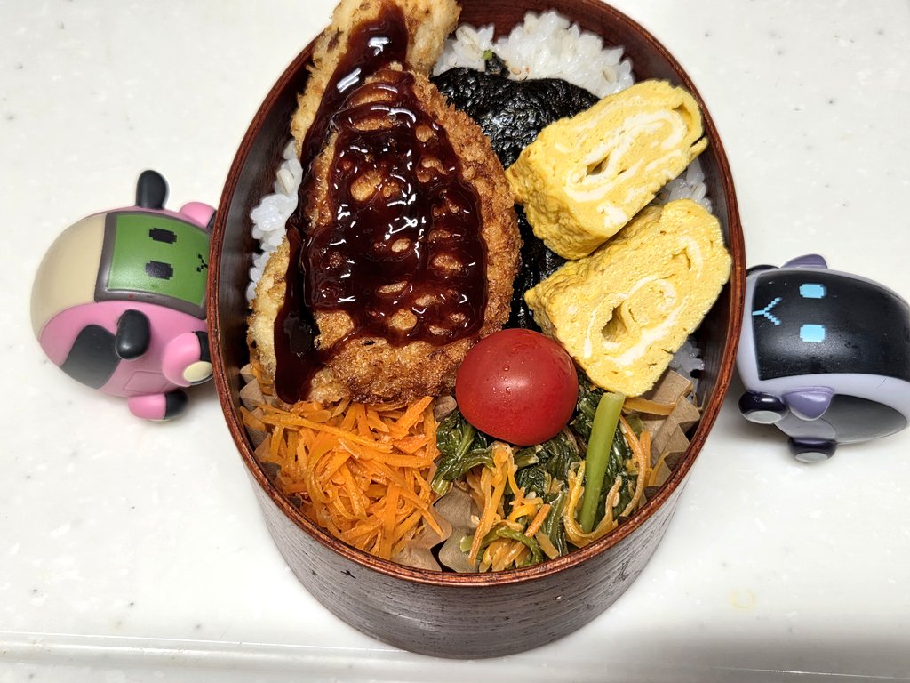 mokochan3850's tweet photo. 昨日と今日のお弁当。冷凍カレーコロッケ、チキンカツ、卵焼き、小松菜の煮浸し、小松菜と人参のポン酢マヨ和え、プチトマト、おかかおにぎり。
#旦那弁当　#お弁当記録　#モルカー https://t.co/82TDmh0Jx0