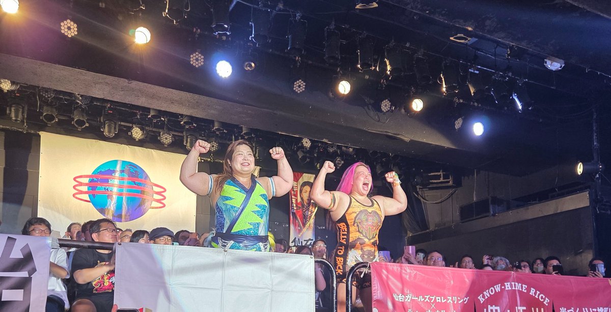 weebx2021's tweet photo. 伝説の「センダージョールズプロレスリング」を観に、新宿へ行ってきました！リングサイドの席で観戦したのですが、試合はものすごい迫力でした！💪🤼‍♀️ 試合後のファン交流会では、選手の皆さんがとても親切で、ファンを温かく迎えてくれました。 https://t.co/M95DoTe4HY