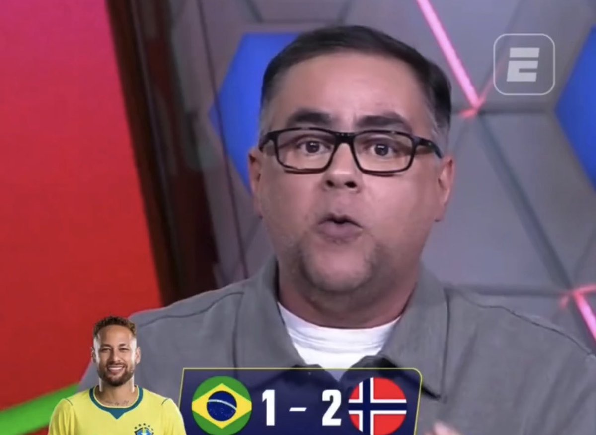 futebol_info's tweet photo. 🇧🇷 “A gente precisa descer do salto. O Brasil perdeu da Alemanha de 7 a 1 em casa em 2014, depois foi eliminado pela Bélgica em 2018, depois pela Croácia em 2022 e agora pela Noruega. Não tem ‘se’, não tem ‘a gente é melhor’… A gente não é melhor!”

“O Brasil não tem um centroavante como o Haaland, não tem meias como Ødegaard e Bobb, volante como o Berg… E é só a Noruega! Não estou falando de França, Espanha, Portugal, Argentina. O Brasil é pior do que a Noruega hoje. A gente precisa aceitar que o tempo passou e o Brasil ficou pra trás. O Brasil precisa se reinventar no futebol e não mentir para si mesmo.”

“O Brasil passou 6 meses antes da Copa discutindo a convocação de um ex-jogador em atividade, achando que esse cara poderia ser um salvador. E tá aí. Quando ele entrou, o time desmontou completamente, já não estava jogando bem.”

“O Brasil tem pautas atrasadas no futebol. O Brasil vive da ilusão de que é o país do futebol. Não é mais! E não adianta ficar apontando o dedo para o menino que entrou e perdeu o gol. É uma coisa conceitual. A gente não forma jogadores. A gente não tinha lateral para jogar! A gente teve que buscar um veterano, que está quase acabando a carreira, para jogar na lateral. O Brasil só forma pontas hoje. Não tem um meia, não tem um volante de nível mundial. De nível mundial, de estrela, o único jogador do Brasil que se aproxima hoje é o Vini Jr.”

🎙️ Eugênio Leal, na @ESPNBrasil.
📸 Reprodução/ESPN