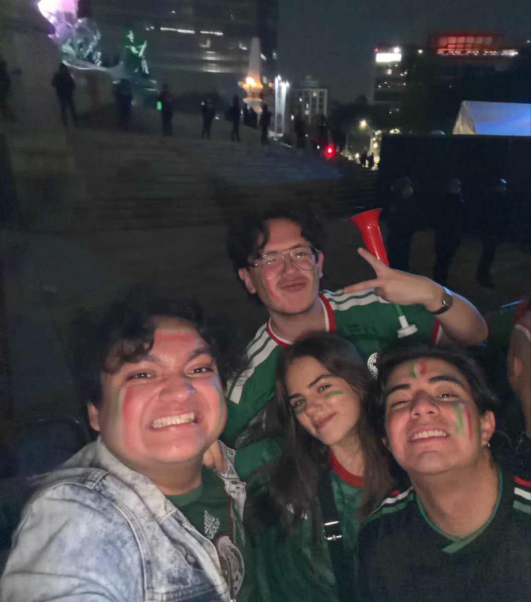 BrianJauregui9's tweet photo. tarde en entender que la felicidad se encontraba en los amigos, en el futbol y en el alcohol.

Recordatorio para jamás volver a estar triste:). https://t.co/bv3ZBVUOrW