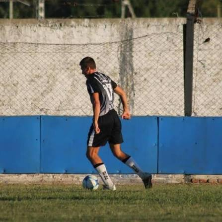 mit1nnn's tweet photo. el muchacho pidiendo al 9 de claypole de 2017 increíble https://t.co/55W3QN4r4E