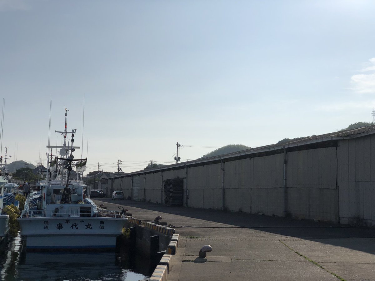 tmorimot1's tweet photo. 浜田の空と海から　朝

2026年(令和8年)7月8日(水)朝　浜田漁港の空と海です。

午前6時の気温24.3度､湿度93%です。

浜田漁港近く､馬島そばの国土交通省観測点の波高午前6時0.3mです。

7月8日(水)島根県西部の予報は　くもり　時々晴れ　所により昼過ぎから夜のはじめ頃雨　日中の最高気温33度です。 

#島根県
#浜田市
#浜田漁港