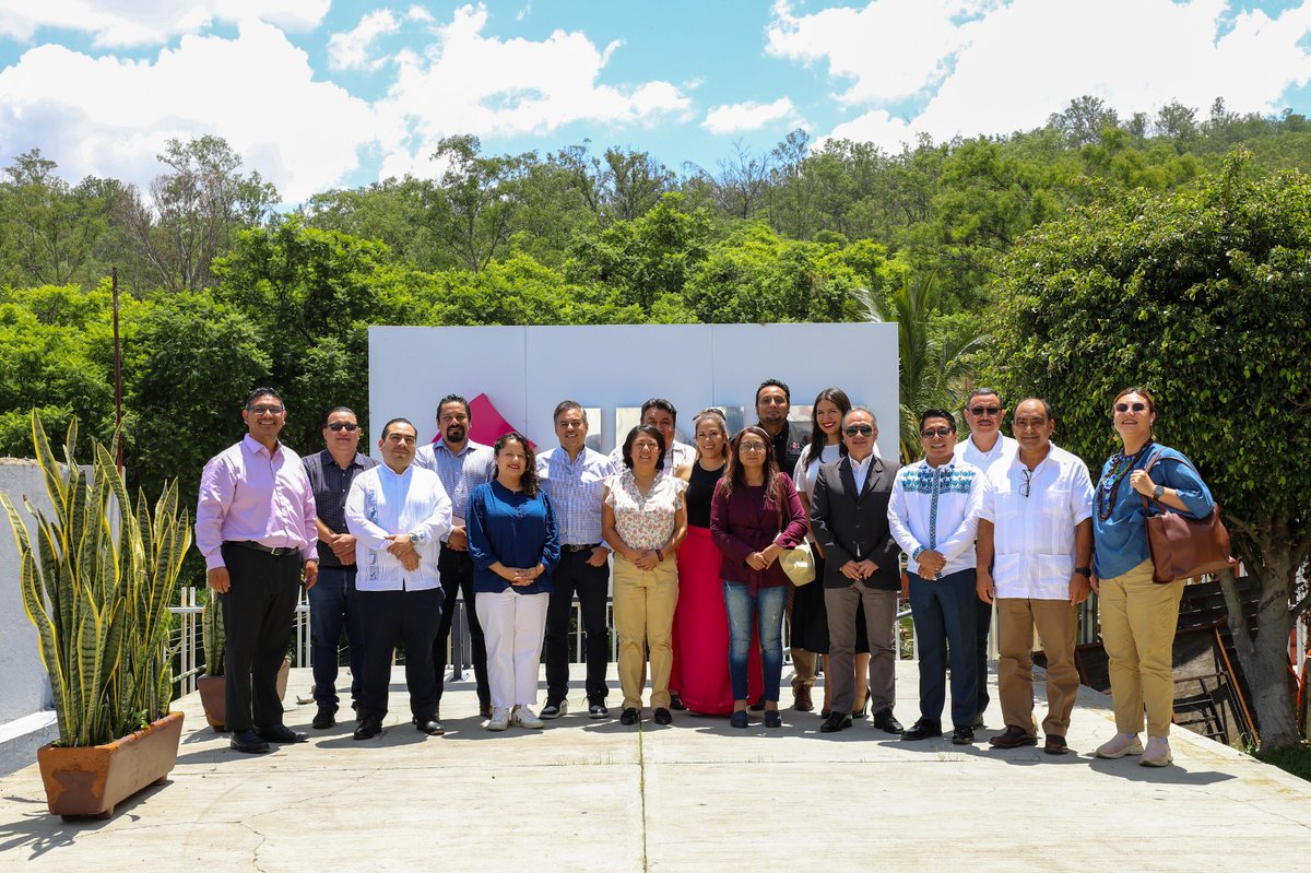 IEEPCO's tweet photo. Este día, la Presidenta, Consejeras y Consejeros Electorales del #IEEPCO, así como el funcionariado del Instituto, sostuvieron reunión de trabajo con el E.D. de la Vocalía e integrantes de la Junta Local del #INE en #Oaxaca. https://t.co/GhenVhjInt