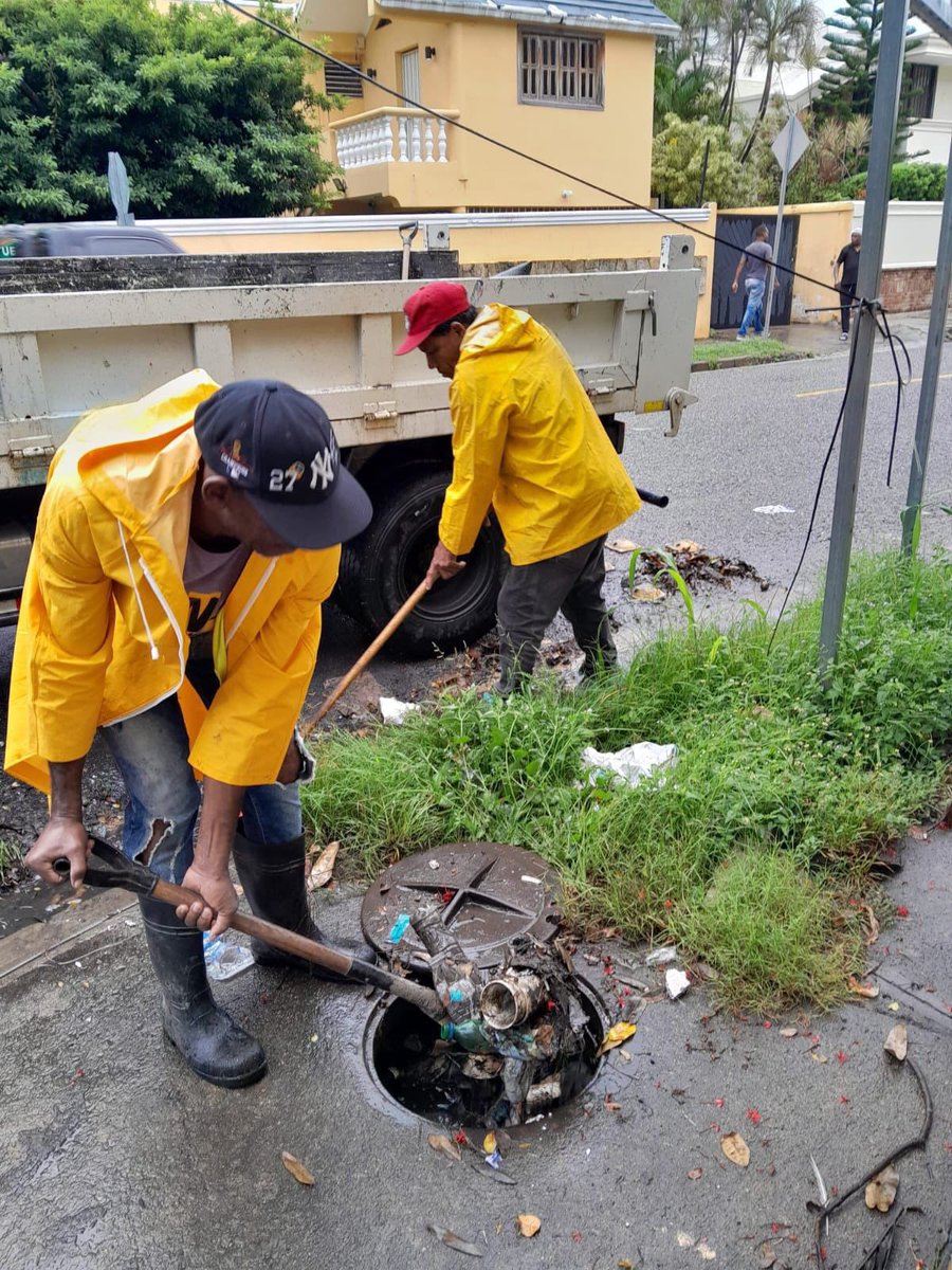 Esmirly's tweet photo. La prevención comienza antes de que caiga la lluvia.
Brigadas y camiones succionadores intervienen los puntos críticos del Distrito Nacional para mantener limpios los filtrantes y reducir el riesgo de inundaciones.Cuidemos la ciudad entre todos. #AlcaldiaDN https://t.co/HnhkZZFQBH