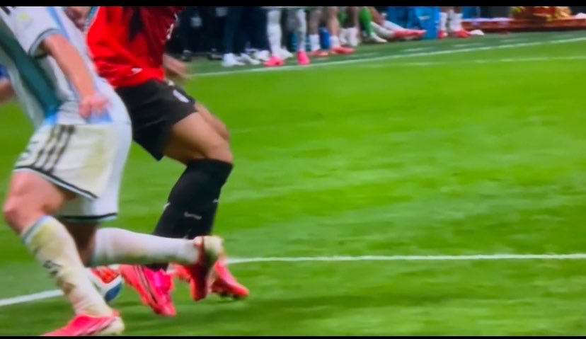 tobboman's tweet photo. @DaMarv14 @UtdChulo Surely this is rage bait aint no way u are this stupid even when watching this video. Bro is falling before the contact is even made wtf are u smoking https://t.co/5zlpr2qtvW