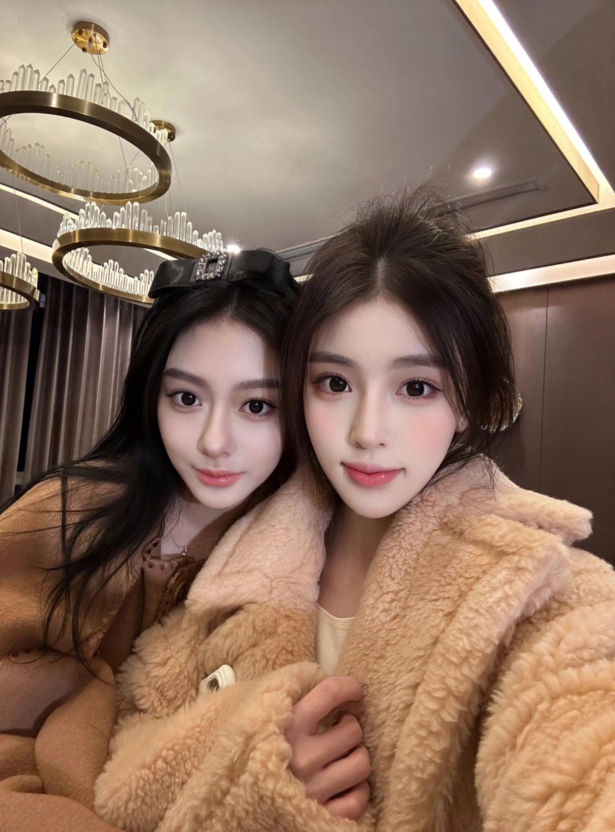 Ilyan71145631's tweet photo. Left or right? https://t.co/qAKT8z3Ji6