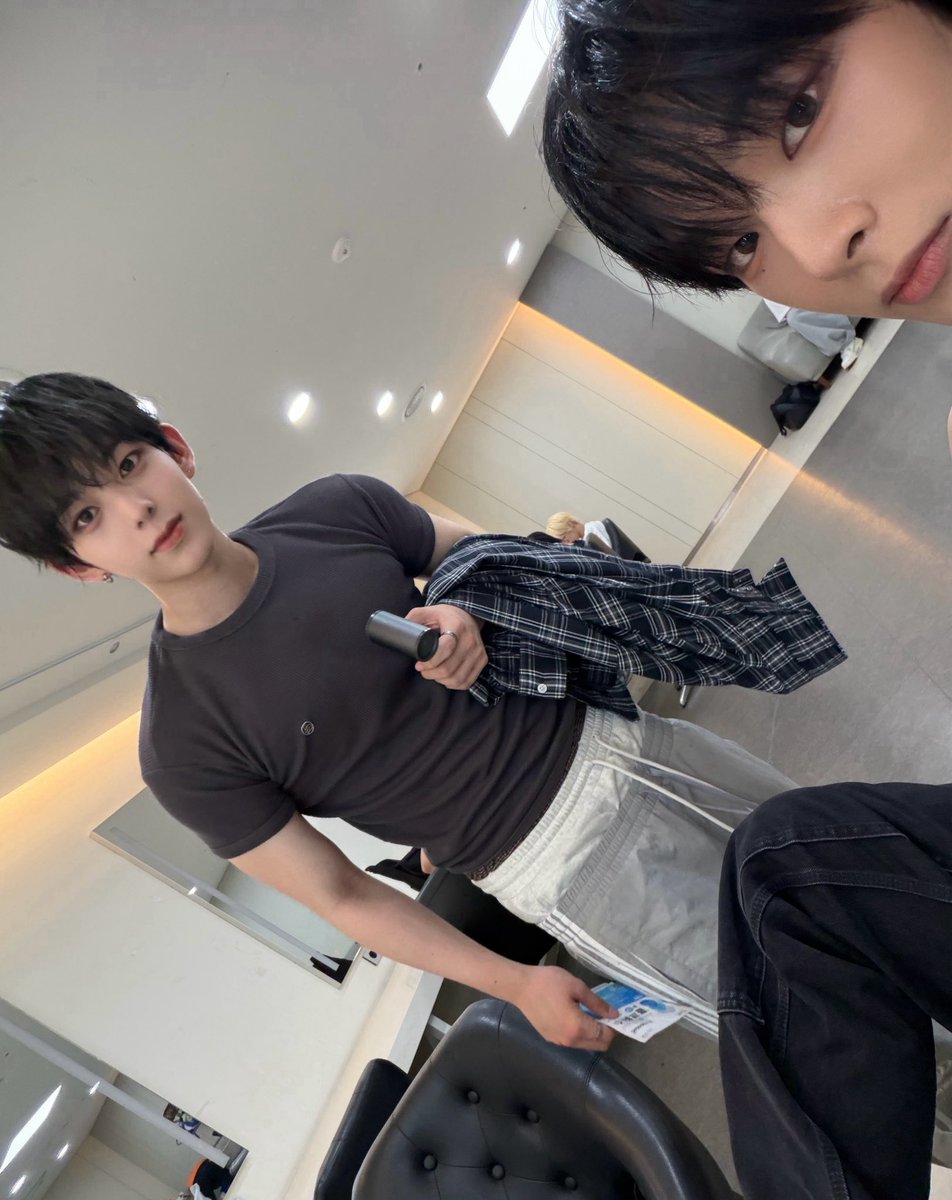 fromchihen's tweet photo. 260707 🐰💌 06:39 kst

🐰 🎁 it's our comeback day ~here's a gift 🎁 
🐰 🎁 me walking in while steven hyung is taking a selfie 🎁 https://t.co/JeS2pHQo2f