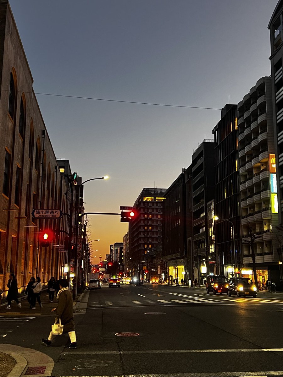 naokinish's tweet photo. 京都の不動産価格は、
「京都市全体」で見ても意味がありません。

実は、同じ行政区の中でも、
東側と西側で価格の動きが異なることも珍しくありません。

実際に価格が伸びているのは、

・京都駅〜四条〜御所〜北山へと続く烏丸線沿線
・圧倒的なブランド力を持つ祇園・高台寺界隈
・文化・芸術が集積する岡崎エリア
・異国情緒と文教環境が共存する吉田・北白川界隈

一方で、同じ京都市内でも、
価格が横ばい、��るいは下落しているエリアもあります。

「京都の不動産は上がっている。」

この一言では語れないのが、
京都という都市の面白さです。

だから私は、
行政区単位ではなく、
「街区」単位で市場を見ています。

京都を知るということは、
住所ではなく、その街が持つ価値を知ることだと思っています。