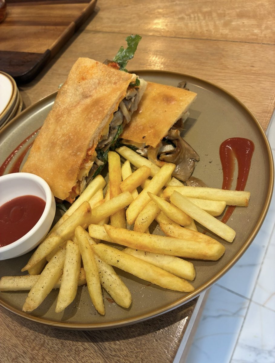 ma_shi_marketer's tweet photo. 最近は
🥪サンドウィッチ
🍔バーガー
🍕ピザ
率が高め😋
というのも、カレーはもう30回くらい食べたので🍛
普段は「カレーは月に1回食べるかどうか」の私。
つまり今回の旅で、3年分のカレーを食べた計算😂
しばらくカレーは見なくても生きていけそう🤣

#海外 #海外旅行 #ネパール #カトマンズ https://t.co/NvVZW2XbrA