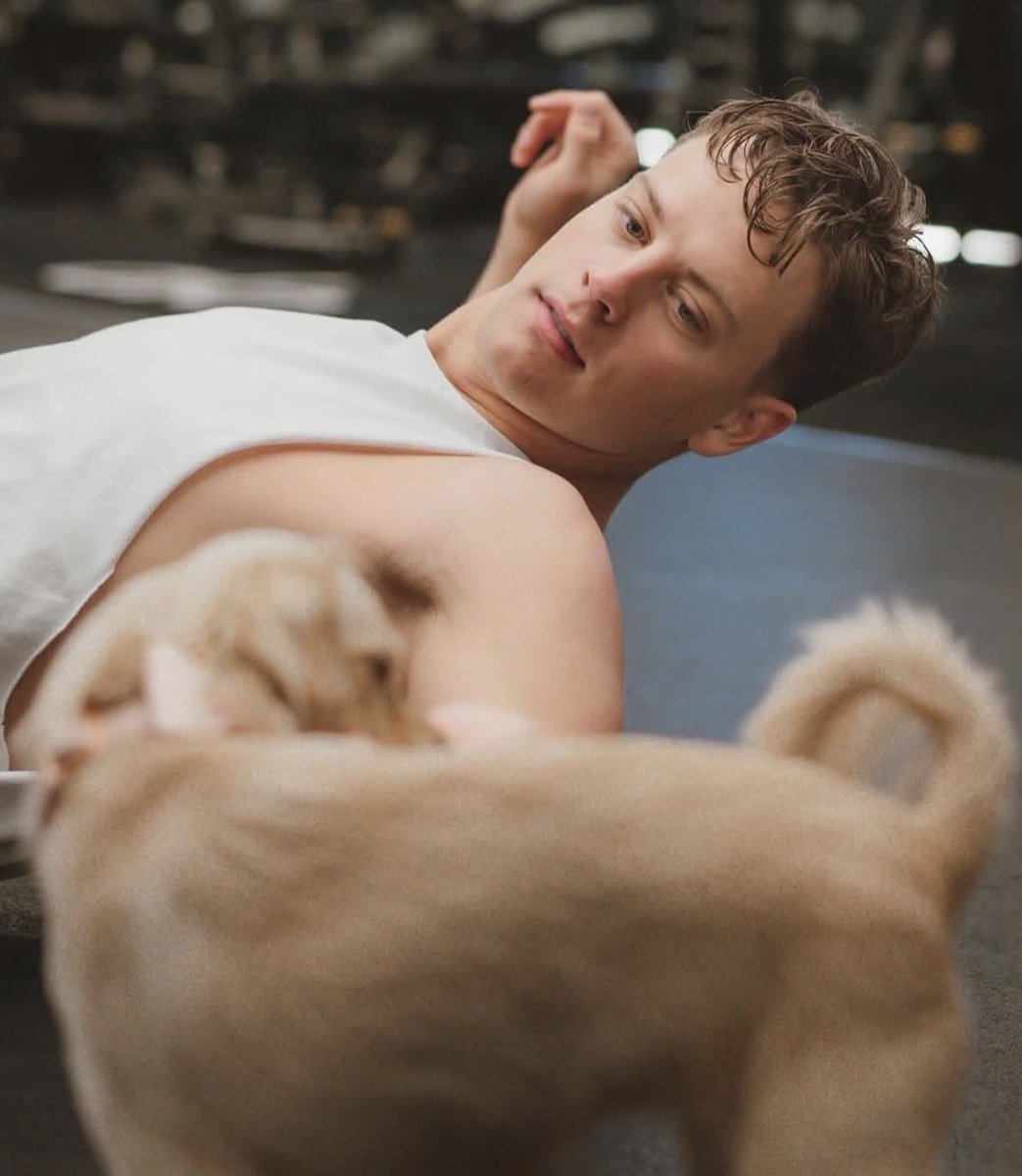 targvalley's tweet photo. let’s pose with a puppy and be pretty together https://t.co/a0HYEXlK2b