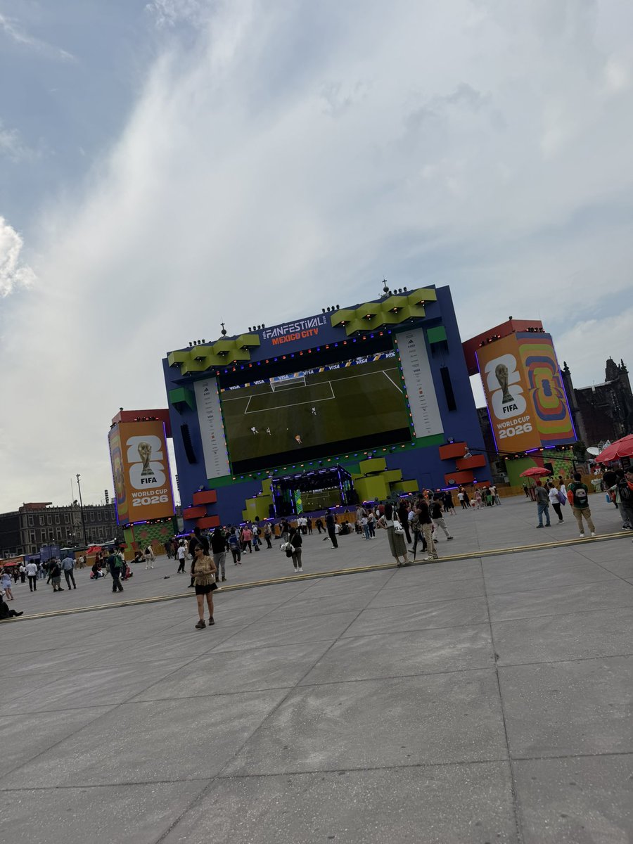 AlanMarch1981's tweet photo. Left Mexico City, but managed a tour of the Fanfest! WOW! 

People in jerseys of all nations sharing stories, playing keepy-uppy, taking pics and drinking together. 

Massive Screen
Amazing venue
Mexican culture 

Simply beautiful #Mexico https://t.co/0AIXK4hDg2