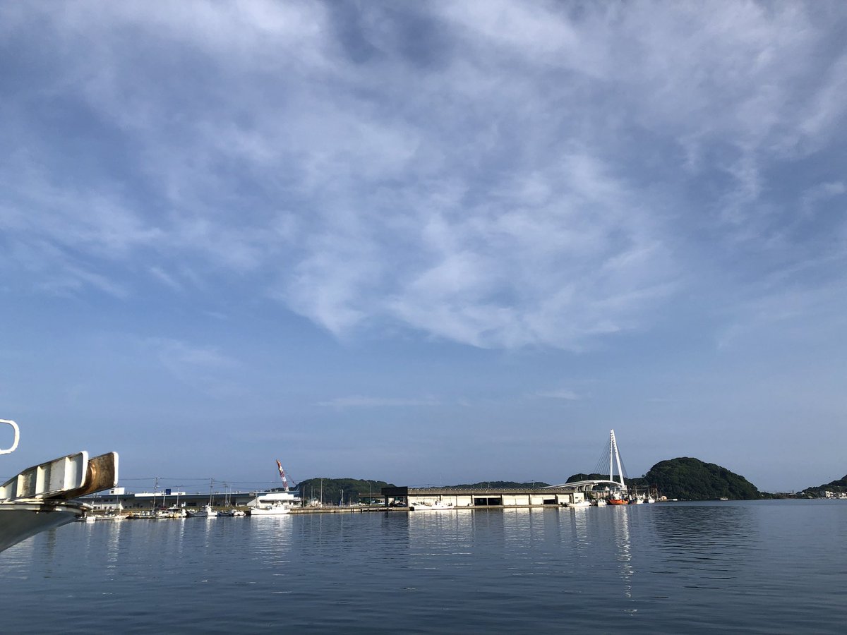 tmorimot1's tweet photo. 浜田の漁港から

島根県浜田市原井町から瀬戸が島町に
広がる､特定第3種漁港､浜田漁港。

7月8日(水)
浜田漁港
　まき網船
　底びき網船
　水揚げです。

地元まき網船
　サバ、アジ
　アオアジ
　　約22トン

市外まき網船
　アジ､サバ
　　約10トン

地元沖合底びき網船
　資源保護､乗組員休養
　船整備のため
　8月15日まで休漁です。

#島根県
#浜田市
#浜田漁港
#浜田水産物地方卸売市場
#特定第3種漁港
#まき網漁
#沖合底びき網漁