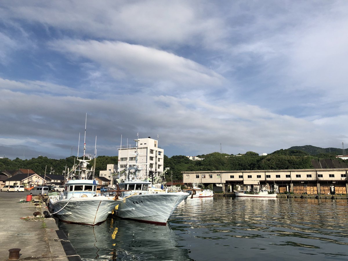 tmorimot1's tweet photo. 浜田の漁港から

島根県浜田市原井町から瀬戸が島町に
広がる､特定第3種漁港､浜田漁港。

7月8日(水)
浜田漁港
　まき網船
　底びき網船
　水揚げです。

地元まき網船
　サバ、アジ
　アオアジ
　　約22トン

市外まき網船
　アジ､サバ
　　約10トン

地元沖合底びき網船
　資源保護､乗組員休養
　船整備のため
　8月15日まで休漁です。

#島根県
#浜田市
#浜田漁港
#浜田水産物地方卸売市場
#特定第3種漁港
#まき網漁
#沖合底びき網漁