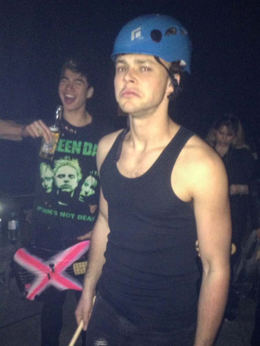5SOSUpdES's tweet photo. @5SOS @Ashton5SOS ◜📸◞ #INSTAGRAM — #5SecondsofSummer celebrando #AshtonIrwin en un nuevo post: "el hombre, el mito, la leyenda que ha dejado sangre, sudor y lágrimas cada noche en esta gira y es EL pilar de cada show. Todos deséenle feliz cumpleaños a Ash!." 🥳💚🎈
#HappyBirthdayAshton
(3/4) https://t.co/wNRzTVxhll