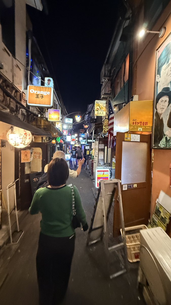 misaki_ebis's tweet photo. 数年前から実施中の「大人の社会科見学」この日は不動産仲間と夜の新宿ゴールデン街へ！想像以上の活気にびっくり。狭狭の店内、ほっこり楽しかった🍻自分の目で見てみたいという私に共感してくれる友人と共に、その道のプロの友人に案内してもらうシリーズ。過去編はホストクラブやゲイバーなどなど🌃 https://t.co/g2wUW2uzHr