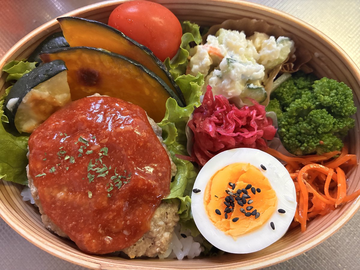 siawaseasakatu's tweet photo. ハンバーグ弁当

一緒にオーブンで焼いた
かぼちゃとズッキーニも添えて🎃🥒

ソースには焼いた時の肉汁も混ぜて、
うま味たっぷり
#お弁当記録 https://t.co/AJ26jGXxHr