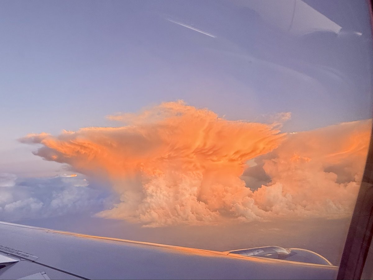 real_terrybaker's tweet photo. @weatherdan I saw this last night on the final approach to XNA.  I didn’t catch the lightning that I saw in that cloud but it was a fantastic sight.  Does this formation have a name? https://t.co/nLoeErEo7s