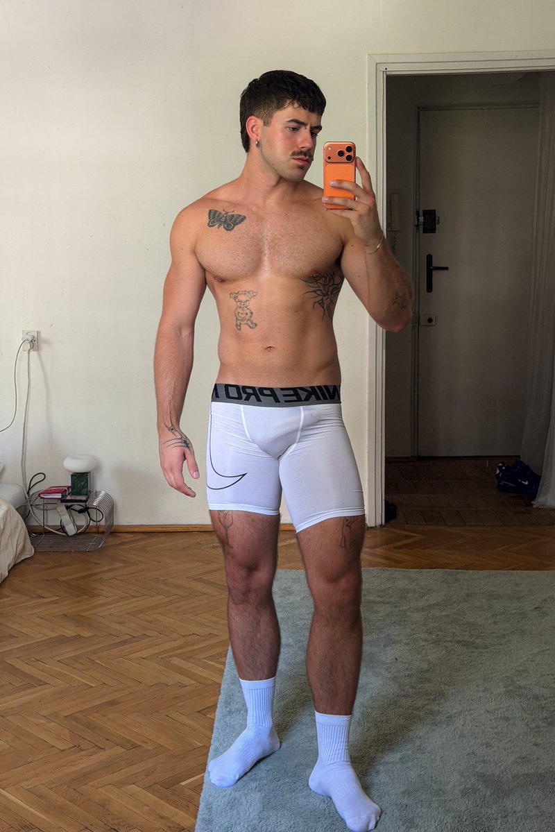 suxxxje's tweet photo. These Nike Pros ain’t hiding shit… https://t.co/Y39fHFYybR