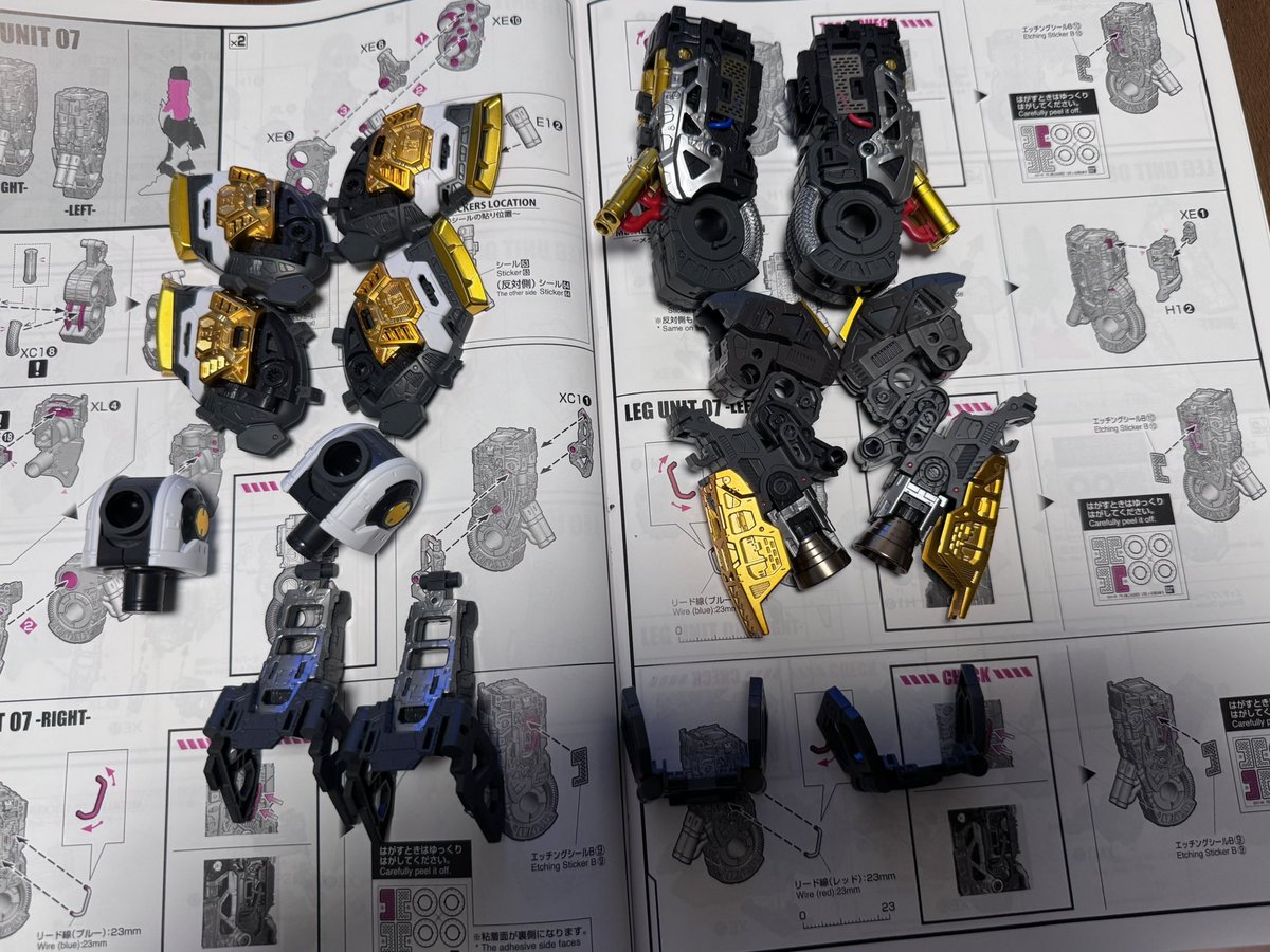 zips_tmr's tweet photo. おはようございます
7/6よりνガンダ��始めました(^O^)v
開封から4時間くらい？でも脚の形が見えませぬ🤣
前回の78ガンダムよりもかなりかなりボリューミーですね
(先程の投稿、日時が間違ってたので削除しました🤣) https://t.co/sEvnUYbFnm