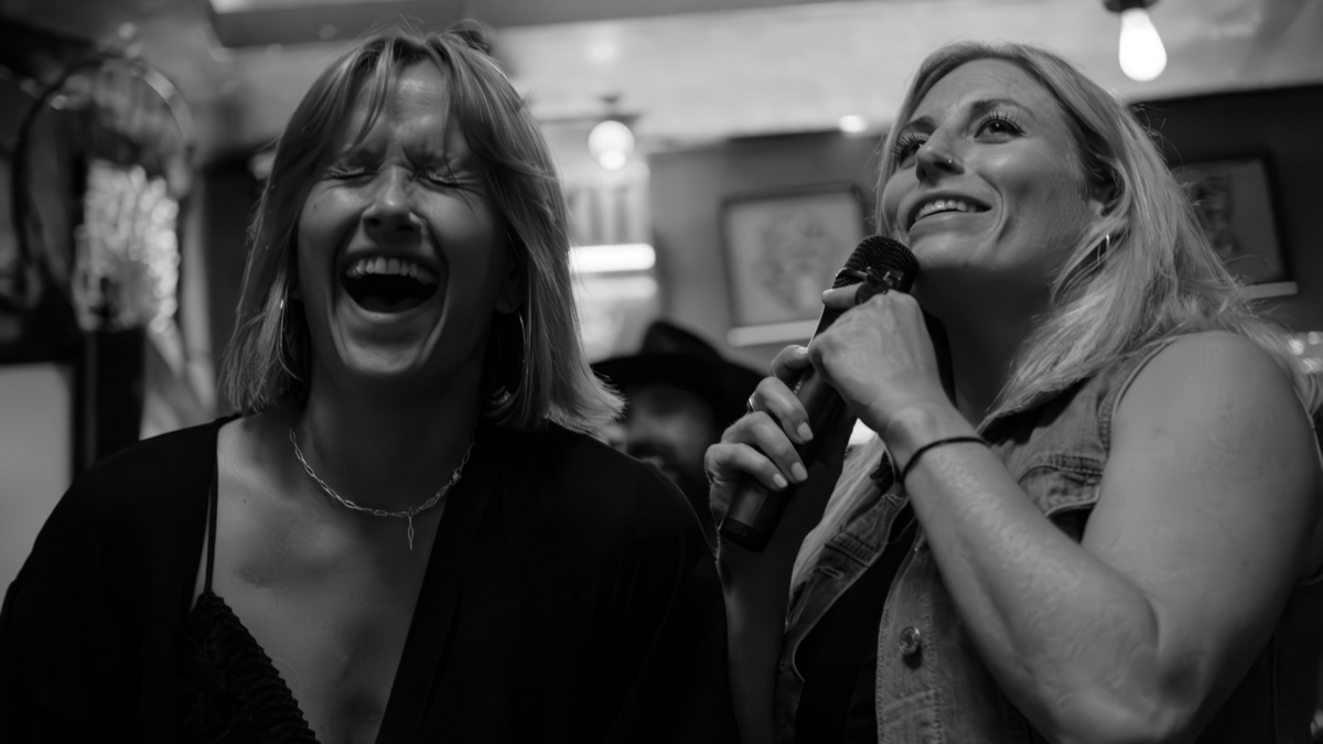 DimondHotel's tweet photo. Hit the town for Karaoke Night at Van's Dive Bar, voted Anchorage's best dive bar and a fantastic local spot for live music! 🎶
After singing your heart out, head back to relax in comfort on our Ultimate Dream Beds. 🛏️

Plan your next getaway: https://t.co/oJPOd4xeZM 🔗 https://t.co/AYuyg3IlKl