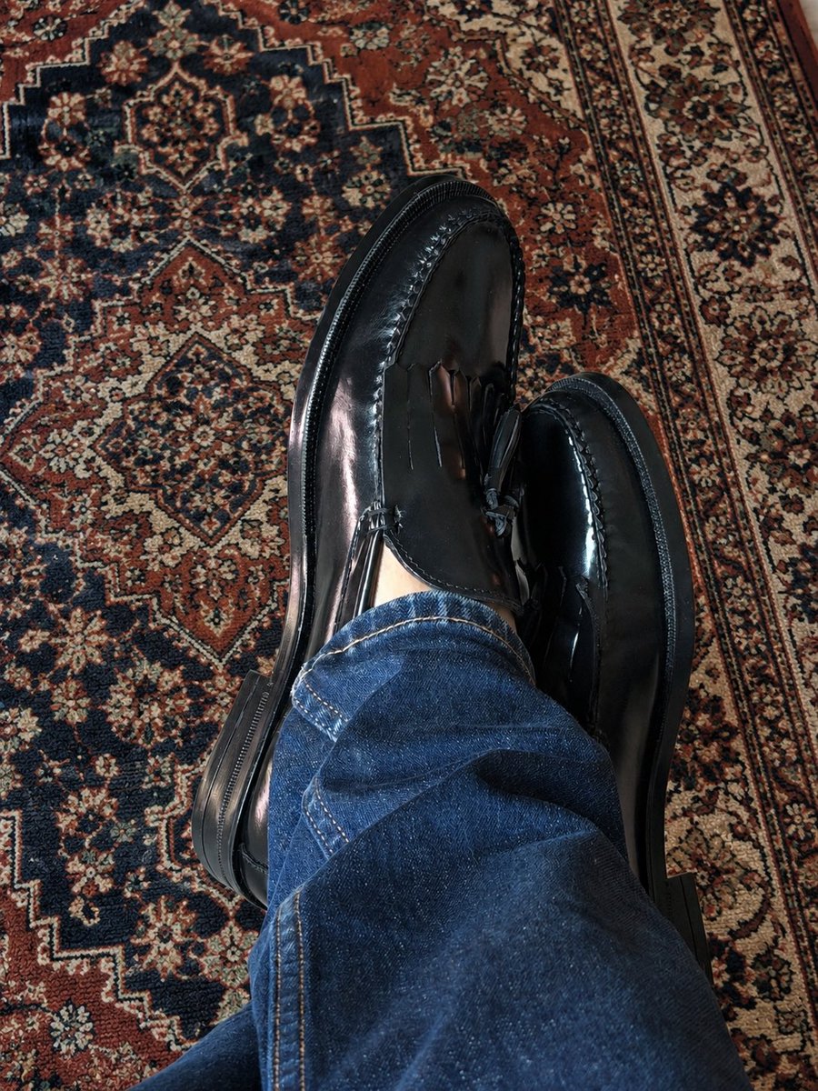 FrankCormac's tweet photo. it was just matter of time to start using this kind of loafer. The uncle racist loafer https://t.co/TMExVBYLS9