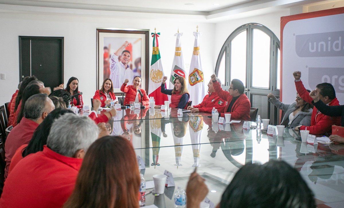CristinaRuiz_S's tweet photo. Hoy acompañamos a nuestro Presidente Sen. @alitomorenoc en la reunión nacional de evaluación, donde quedó claro lo que somos, un #PRI con carácter, experiencia y una gran fuerza que nace de estar cerca de la gente.

En el Estado de México sabemos bien quién construyó la grandeza de nuestra tierra y también sabemos que somos quienes vamos a defenderla.

Gracias al pleno del #CDE y a nuestros comités municipales por ser parte de este gran equipo que trabaja todos los días con ánimo, unidad y determinación. Con el #PRI, la esperanza es real.