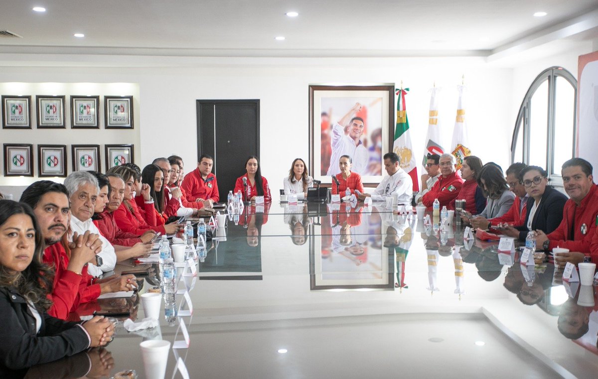CristinaRuiz_S's tweet photo. Hoy acompañamos a nuestro Presidente Sen. @alitomorenoc en la reunión nacional de evaluación, donde quedó claro lo que somos, un #PRI con carácter, experiencia y una gran fuerza que nace de estar cerca de la gente.

En el Estado de México sabemos bien quién construyó la grandeza de nuestra tierra y también sabemos que somos quienes vamos a defenderla.

Gracias al pleno del #CDE y a nuestros comités municipales por ser parte de este gran equipo que trabaja todos los días con ánimo, unidad y determinación. Con el #PRI, la esperanza es real.