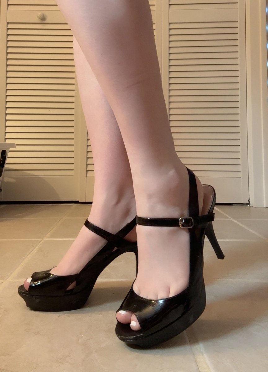 UnforseenEwvo's tweet photo. Got new heels off of depop, what do you think? :3 #nsfw #nsfwtwtًً #highheels #feetfetısh #feetworshi̇p #feet #footfetısh #foodplay #soles #nolimits #selling #sellingcontent #customcontent #hmu #sugardaddy #sugarbaby #buyers #wataa #feetِ #tabookink https://t.co/pxb7Hpg0gh