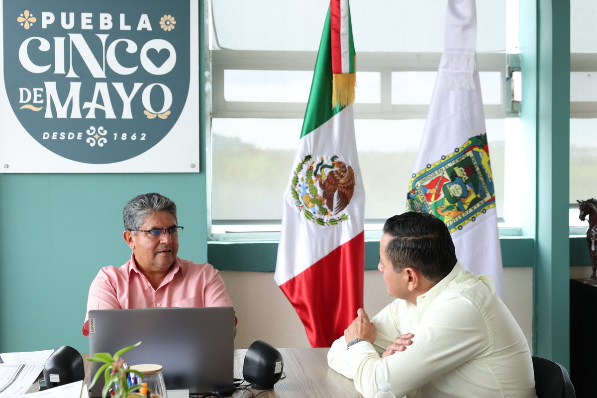 CAPCEEGobPue's tweet photo. En seguimiento al compromiso del gobernador @armentapuebla_, el director general de #CAPCEE, Alejandro Loranca, sostuvo una reunión con el alcalde de @TexmelucanAyto, @JuanMa_AlonsoR, para concretar proyectos en favor de la infraestructura educativa en Puebla.🏫
#PorAmorAPuebla. https://t.co/7OJDvfs6Ds