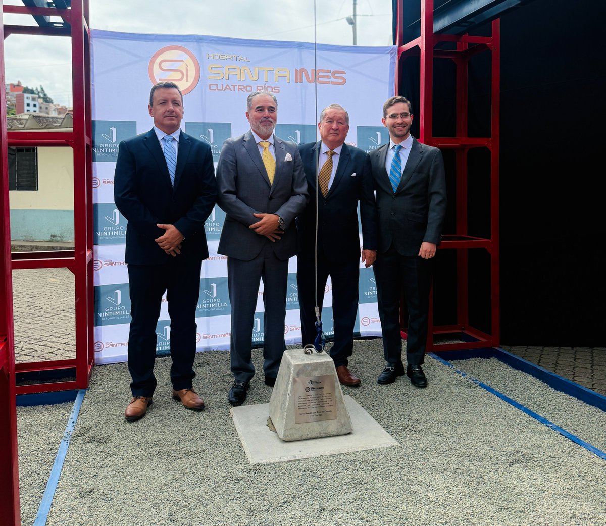 Ecuador_calidad's tweet photo. 🏗️ Las grandes transformaciones del Ecuador son posibles cuando existen empresas que deciden invertir con visión, compromiso y un profundo sentido de responsabilidad hacia el país. 🇪🇨

El inicio de la construcción del Hospital Santa Inés Cuatro Ríos, impulsado por Vintimilla Constructora y Hospital Santa Inés, representa una apuesta decidida por fortalecer la infraestructura de salud, incorporar innovación de alto nivel y generar un impacto económico y social que trascenderá por generaciones. 🏥✨

En ¡Mucho mejor! Ecuador reconocemos el liderazgo de quienes llevan La Huella y convierten la excelencia en acciones concretas.  reafirma que construir también significa impulsar oportunidades, generar empleo, elevar los estándares de calidad y contribuir al desarrollo sostenible del Ecuador. 🤝

Celebramos este nuevo hito convencidos de que cada obra ejecutada con excelencia fortalece la competitividad del país y demuestra que el talento, la capacidad y el compromiso de nuestras empresas son la base para construir un Ecuador que avanza con solidez, innovación y orgullo por lo que somos. 🇪🇨