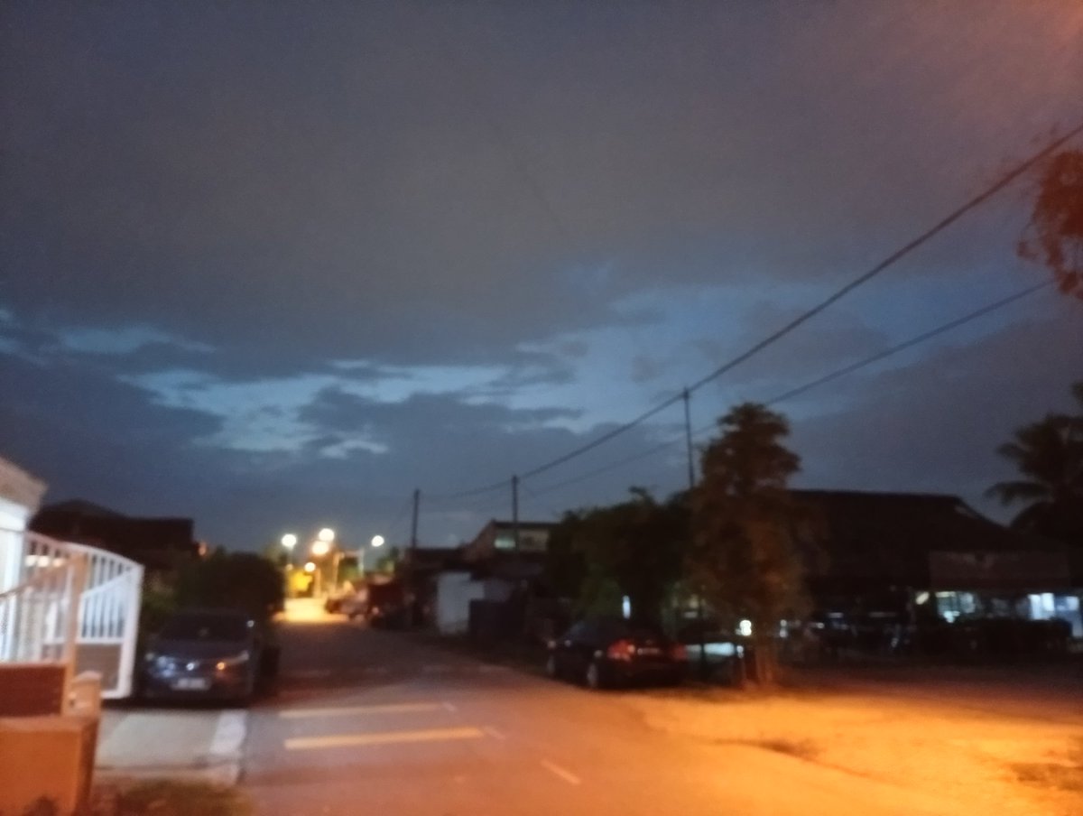 creatossy's tweet photo. kaka kaka yang jalan pas langit masih gelap sambil dengerin sempurna acoustic version di scenario ku dulu sekarang kejadian di diriku sendiri https://t.co/7fIW8ARjc0