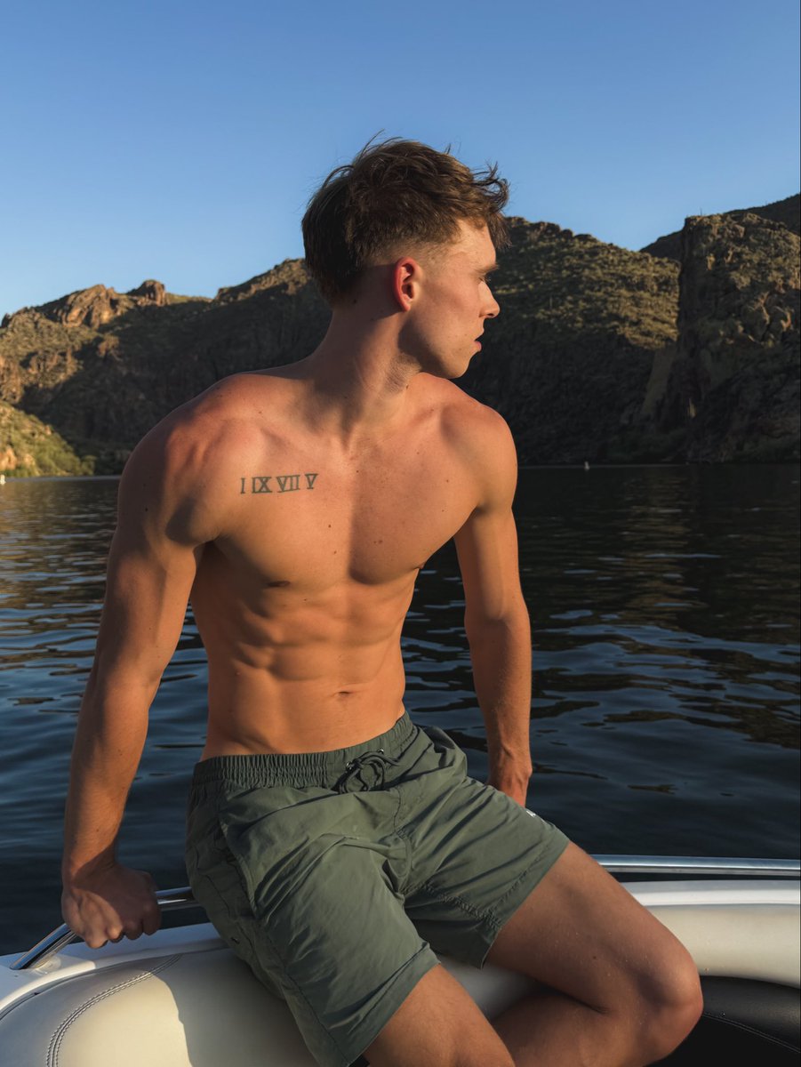 WonkaTiktok's tweet photo. lake days are the best days https://t.co/EUpDnyqJab