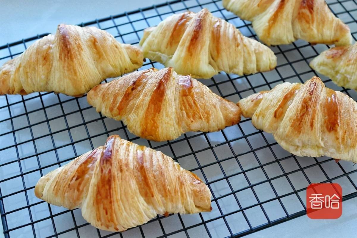 amazonenfan's tweet photo. [Just devoured a warm, buttery croissant with a strong latte—this is exactly what a slow Sunday feels like ]， https://t.co/QEgwRXK0C2