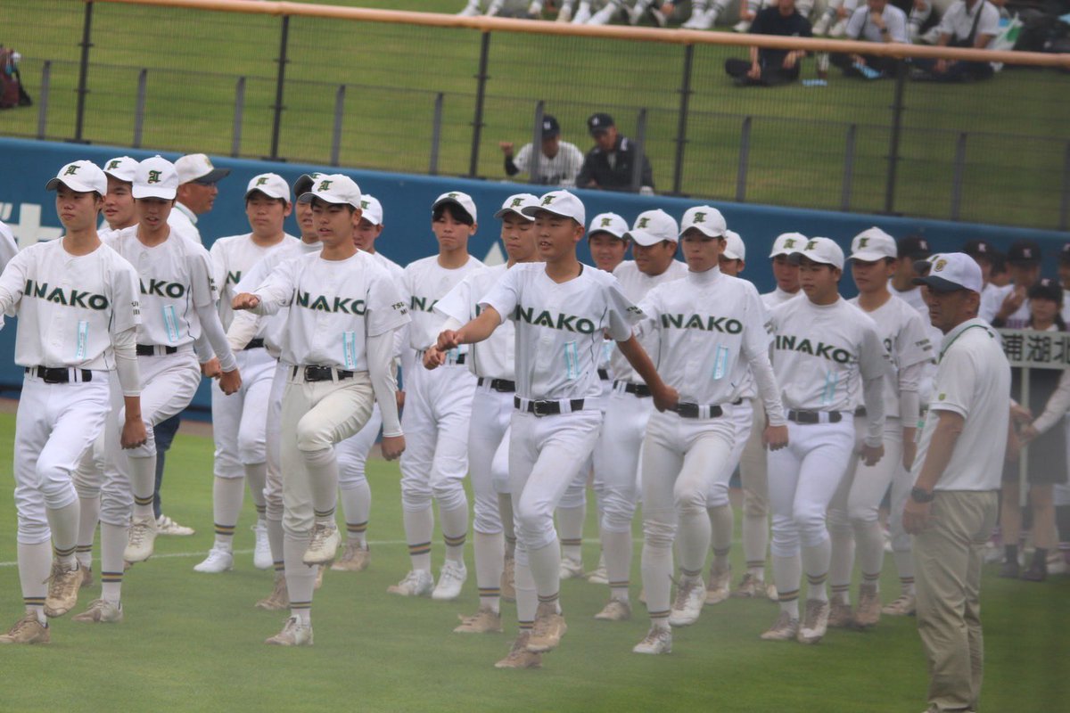 ina__ko89's tweet photo. いよいよ選手権茨城大会が開幕しました！開会式では3年生マネージャー2人も自校プラカードと大会旗を持って選手と一緒に行進しました！最近は特に練習の手伝いや差し入れなどでグラウンドに来てくれる方も増えています！応援してくださる方々に感謝の心を持って精一杯頑張ります！ https://t.co/rwBervelBJ