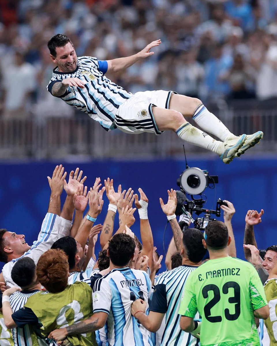 panditfootball's tweet photo. Lionel Messi tidak pernah memamerkan ambisi lewat kata kata. Aksinya di lapangan membuat kita sadar ia bermain murni karena cinta yang besar pada sepak bola. 🐐

Mencetak gol dalam 9 laga beruntun di Piala Dunia membuktikan ia masih yang terbaik. Bahkan di usianya saat ini.

Penalti mungkin bukan lagi spesialisasinya setelah gagal berturut turut vs Austria dan Mesir. Tapi magisnya tidak pernah memudar. Messi tidak butuh lagi hadiah penalti untuk menang.

Saat tim buntu ia selalu menemukan cara. Mencetak gol. Memberi assist. Dan memimpin rekan rekannya dengan senyap.

Messi tak perlu retorika. Biar aksinya yang bicara. 🇦🇷✨