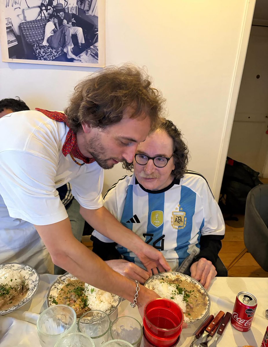 constat_concept's tweet photo. ¡VAMOS ARGENTINA! 🍺❤️🇦🇷

Charly hoy disfrutando de la selección en su departamento de Coronel Díaz y Santa Fe, con amigos y familia https://t.co/UYI5ZTGbYG