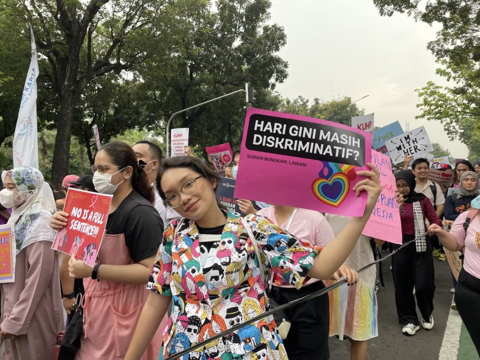 andreasharsono's tweet photo. Harassment and attacks against LGBT students in Indonesia escalated during #PrideMonth celebrations. At least 10 state universities adopted discriminatory rules, curbing student media and social media talks around gender, undermining free expression https://t.co/EegO19f4dT https://t.co/QxxdO8XoKp