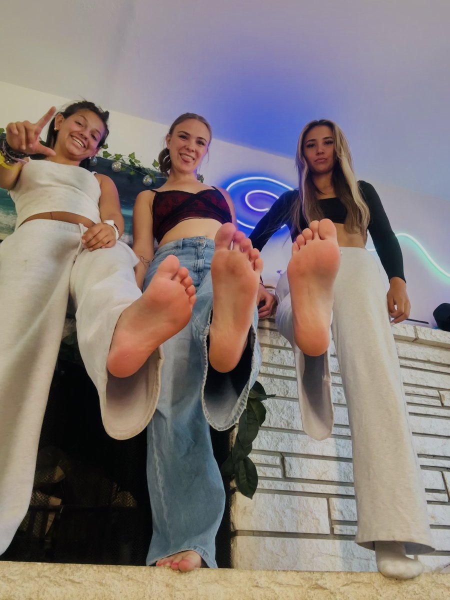 dianarose801's tweet photo. Did someone say… stinky feet😈🙂↕️❤️
#smellyfeet #footfetısh #prettyfeet #LOSERALERT https://t.co/r4NIWajeT2
