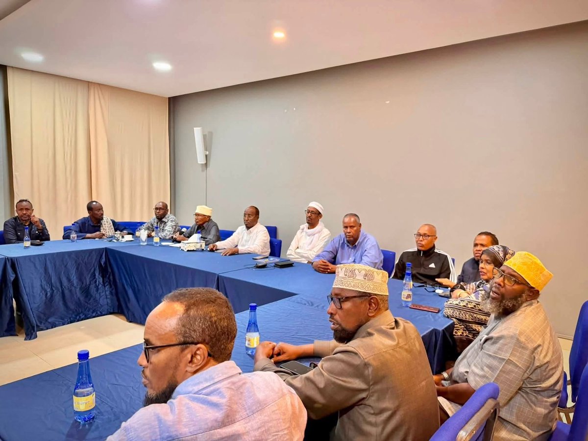 Mohameddharoor's tweet photo. Waxaa is-afgarad ku soo dhammaaday kulan maalmahan ka socday Garoowe oo ay yeesheen mas’uuliyiin iyo waxgarad. Kulanka ayaa diiradda lagu saaray adkeynta amniga, midnimada Puntland iyo mowqif mideysan oo ku aaddan xaaladda siyaasadeed ee Soomaaliya. https://t.co/uxMWC3en8T
