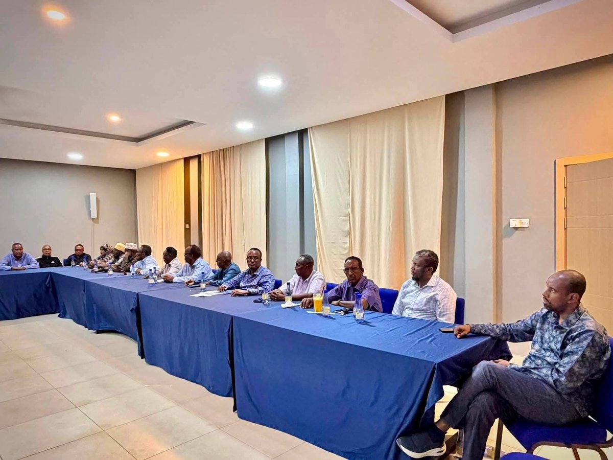 Mohameddharoor's tweet photo. Waxaa is-afgarad ku soo dhammaaday kulan maalmahan ka socday Garoowe oo ay yeesheen mas’uuliyiin iyo waxgarad. Kulanka ayaa diiradda lagu saaray adkeynta amniga, midnimada Puntland iyo mowqif mideysan oo ku aaddan xaaladda siyaasadeed ee Soomaaliya. https://t.co/uxMWC3en8T