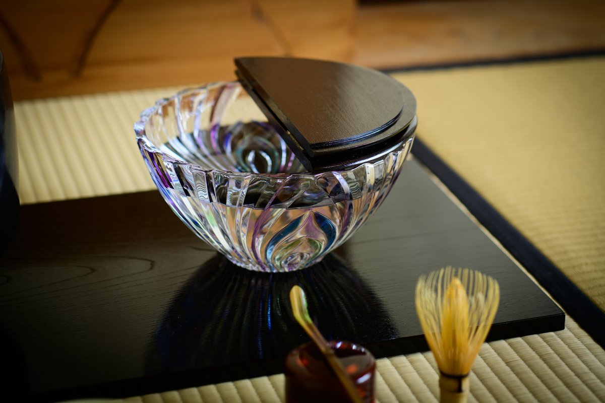 toshi_ogasawara's tweet photo. 夏の茶席に、硝子の涼。

光を受けた器が、
畳の上に淡い色を落とす。
暑さの中に、
涼しさを見つけるのも、
茶の湯の楽しみのひとつだと思います。 https://t.co/BL5sVLSzax