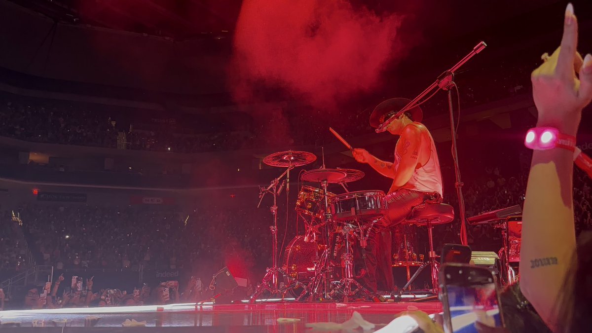 datsogab's tweet photo. @5SOS @5SOSUpdatingWW_ HAPPY BIRTHDAY TO THE MOST BADASS DRUMMER !!! https://t.co/9y3sEJvz8M